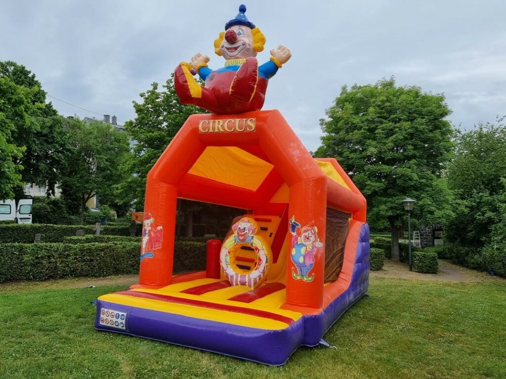Hüpfburg Clown - Hüpfburg mit riesen Clownsfigur und vielen Spielmöglichkeiten