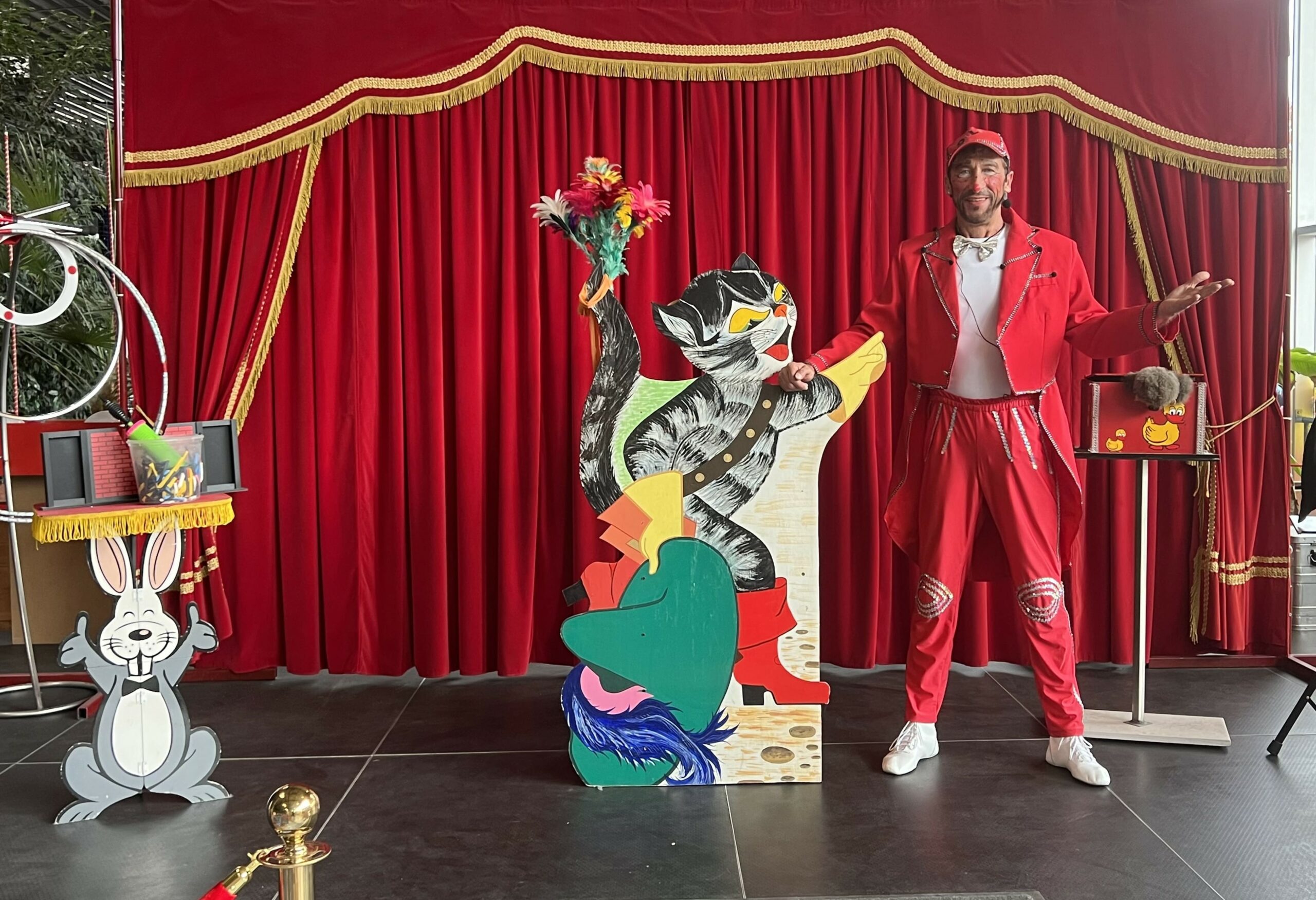 Zaubershow - Clown Olli verblüfft sein Publikum mit zauberhaften Tricks im Tolli-Park